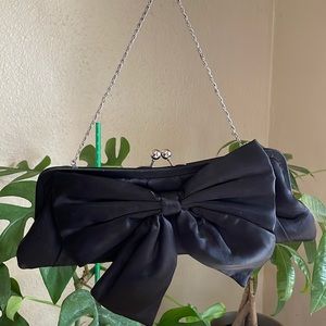 La Regale - Black Pouch w/ Bow